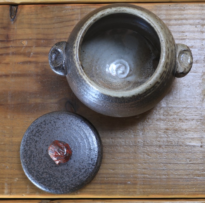 【益子焼】梅干し入れ 陶器 丸くふっくらとした壺風のデザイン 渋さのある炭化焼 梅干し風のつまみ 梅干し壺 【単品1個】