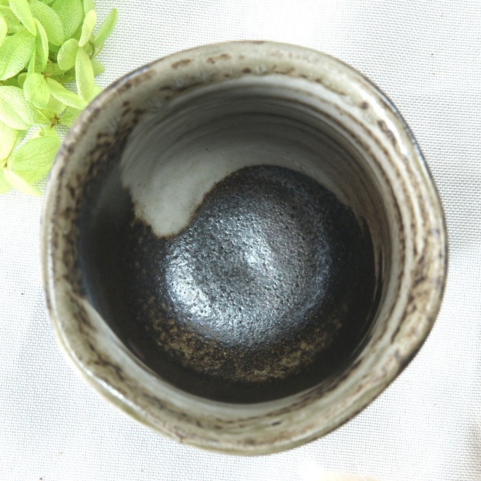 【益子焼】 安定感のある湯呑み 高台が広めなカップ 縁の変形デザイン さくら桜 炭化焼（単品1個）