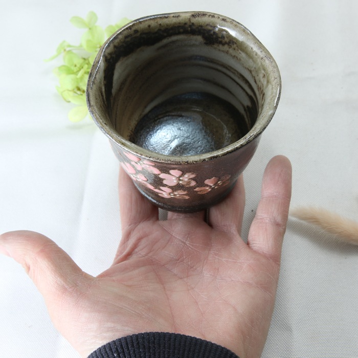 【益子焼】 安定感のある湯呑み 高台が広めなカップ 縁の変形デザイン さくら桜 炭化焼（単品1個）