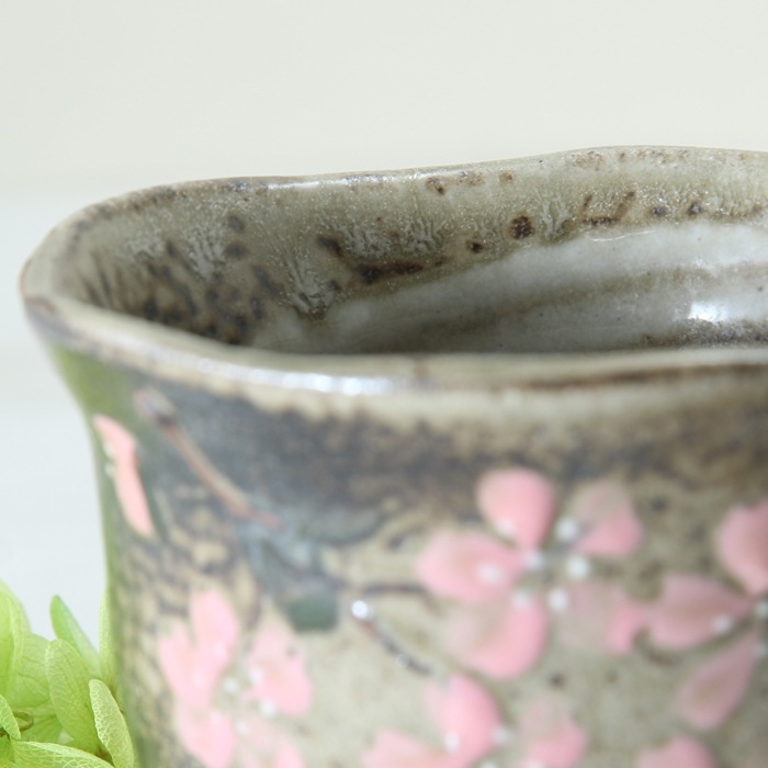 【益子焼】 安定感のある湯呑み 高台が広めなカップ 縁の変形デザイン さくら桜 炭化焼（単品1個）
