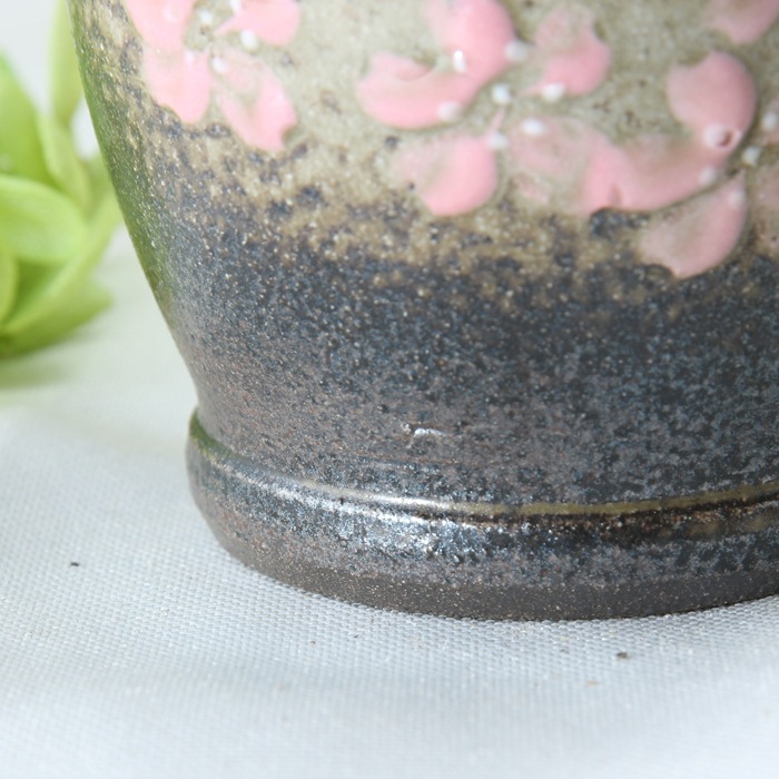 【益子焼】 安定感のある湯呑み 高台が広めなカップ 縁の変形デザイン さくら桜 炭化焼（単品1個）