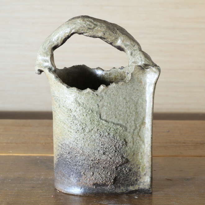 【益子焼】 素朴な陶器にお花を飾る 炭化焼 手付き巻き花瓶 (サイズ中:本体の高さ約12.5cm)一点物 【単品1個】