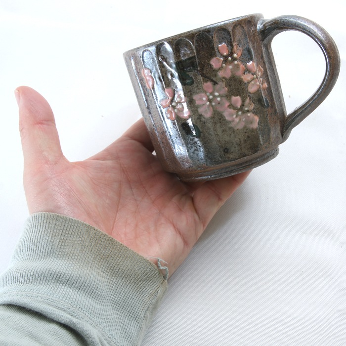 【益子焼】 マグカップ ひとつひとつ縦ラインに削り出したデザイン「しのぎ」 渋めな風合いが落ち着く さくら桜 単品1個