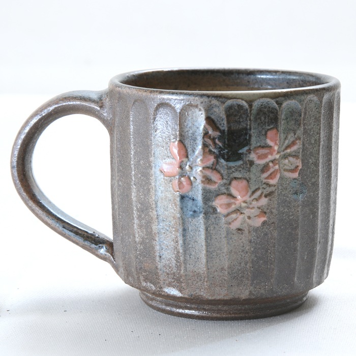 【益子焼】 マグカップ ひとつひとつ縦ラインに削り出したデザイン「しのぎ」 渋めな風合いが落ち着く さくら桜 単品1個