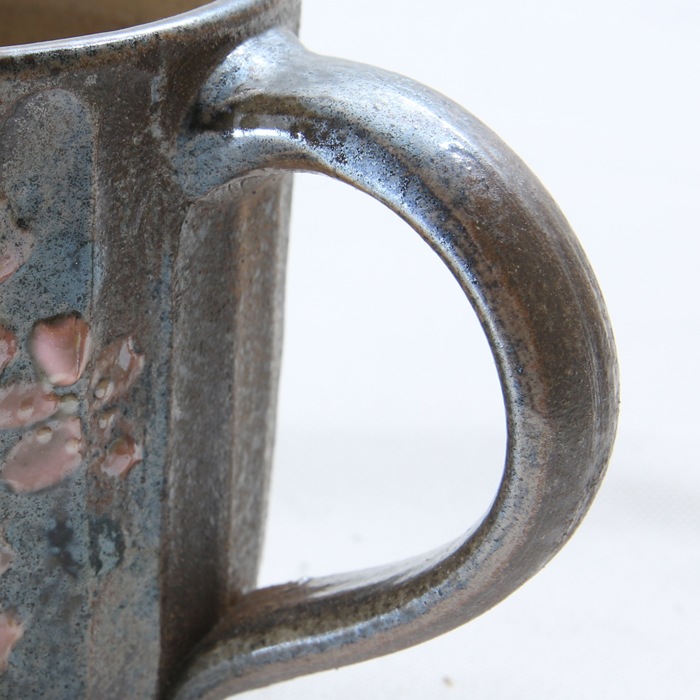 【益子焼】 マグカップ ひとつひとつ縦ラインに削り出したデザイン「しのぎ」 渋めな風合いが落ち着く さくら桜 単品1個