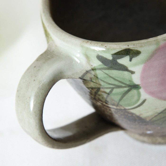 【益子焼】マグカップ 丸くふっくら　【優しい風合いのつばき模様・単品１個】