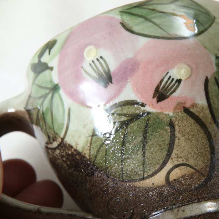 【益子焼】マグカップ 丸くふっくら　【優しい風合いのつばき模様・単品１個】