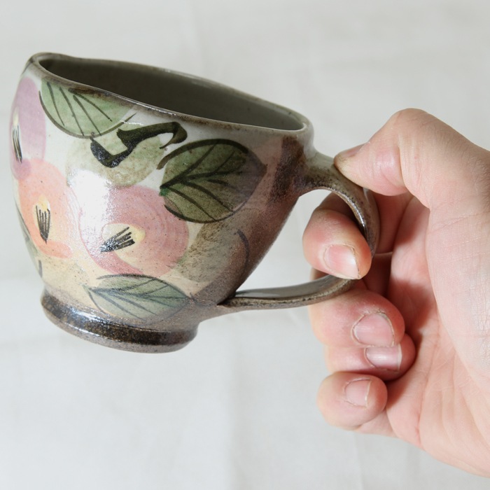 【益子焼】マグカップ 丸くふっくら　【優しい風合いのつばき模様・単品１個】