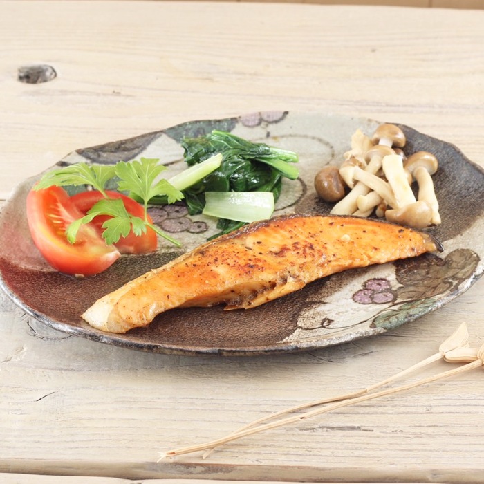 【益子焼】 縁がポコポコ変形したデザイン オーバル フラット パン皿 パンプレート サイズ中 中皿 布目ぶどう 単品1枚