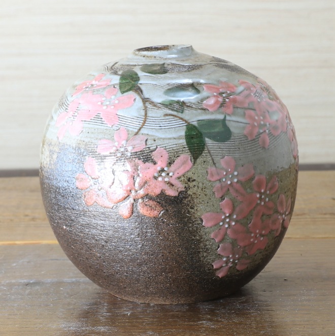 【益子焼】 花瓶 丸花瓶 一輪挿し 炭化焼 くし目さくら桜模様 本体の高さ約11.5cm）一点物  【単品１個】