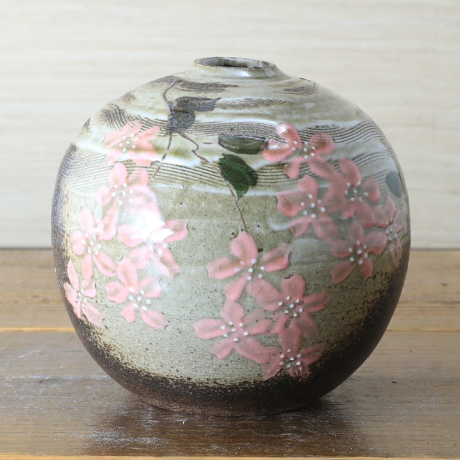 【益子焼】 花瓶 丸花瓶 一輪挿し 炭化焼 くし目さくら桜模様 本体の高さ約11.5cm）一点物  【単品１個】