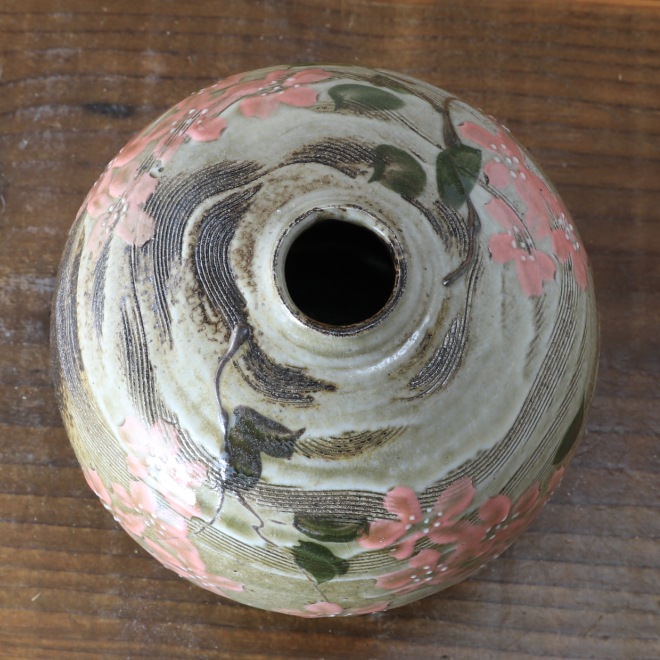 【益子焼】 花瓶 丸花瓶 一輪挿し 炭化焼 くし目さくら桜模様 本体の高さ約11.5cm）一点物  【単品１個】