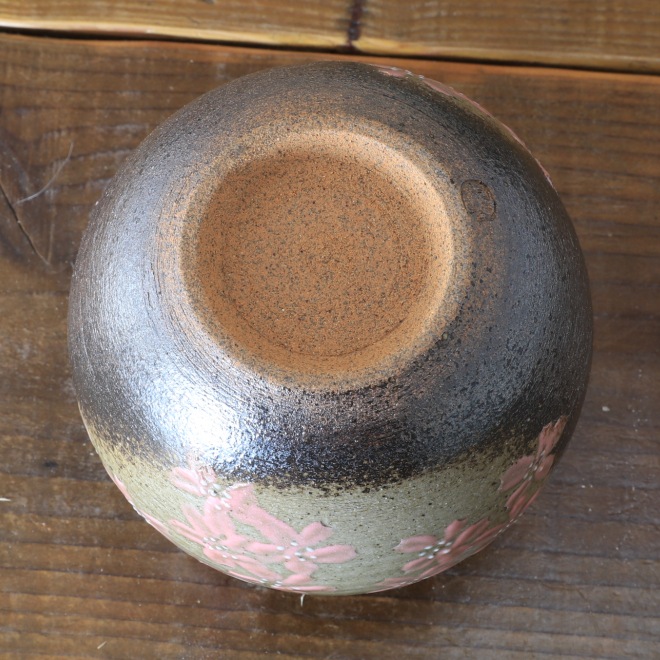 【益子焼】 花瓶 丸花瓶 一輪挿し 炭化焼 くし目さくら桜模様 本体の高さ約11.5cm）一点物  【単品１個】