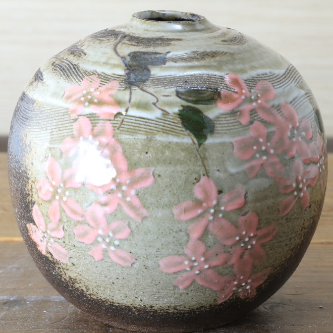【益子焼】 花瓶 丸花瓶 一輪挿し 炭化焼 くし目さくら桜模様 本体の高さ約11.5cm）一点物  【単品１個】