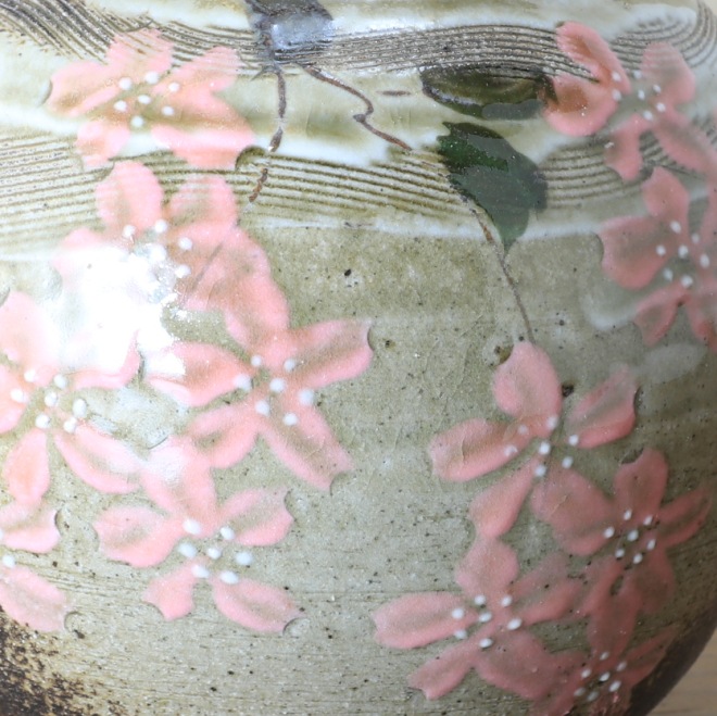 【益子焼】 花瓶 丸花瓶 一輪挿し 炭化焼 くし目さくら桜模様 本体の高さ約11.5cm）一点物  【単品１個】