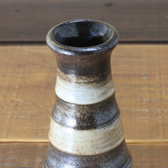 【益子焼】 一輪挿し 素朴な陶器にお花を飾る 炭化焼 ろくろ成形 花瓶 (本体の高さ約15cm)一点物 【単品1個】