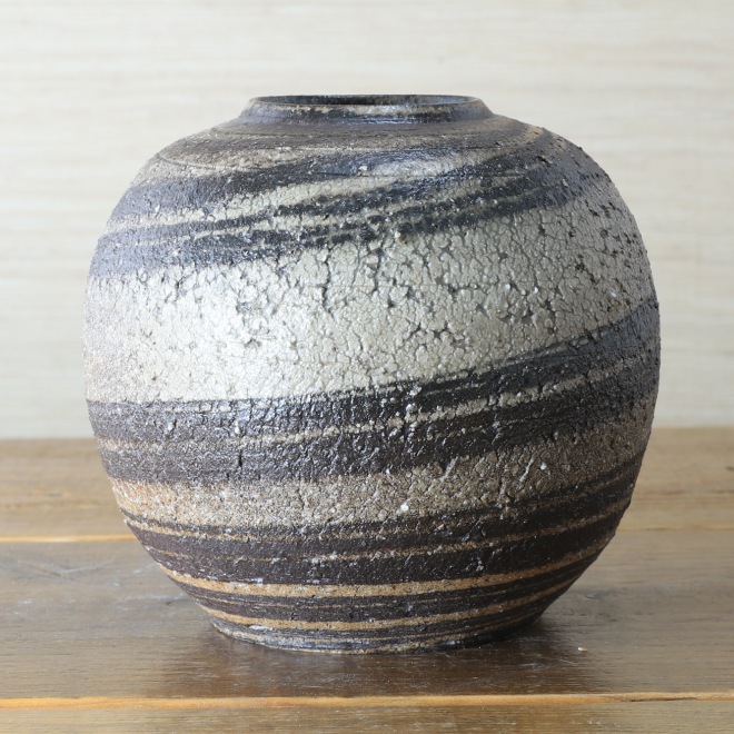 【益子焼】 丸花瓶  炭化焼 ろくろ成形 練り込み花瓶 （高さ約13cm）一点物  【単品１個】