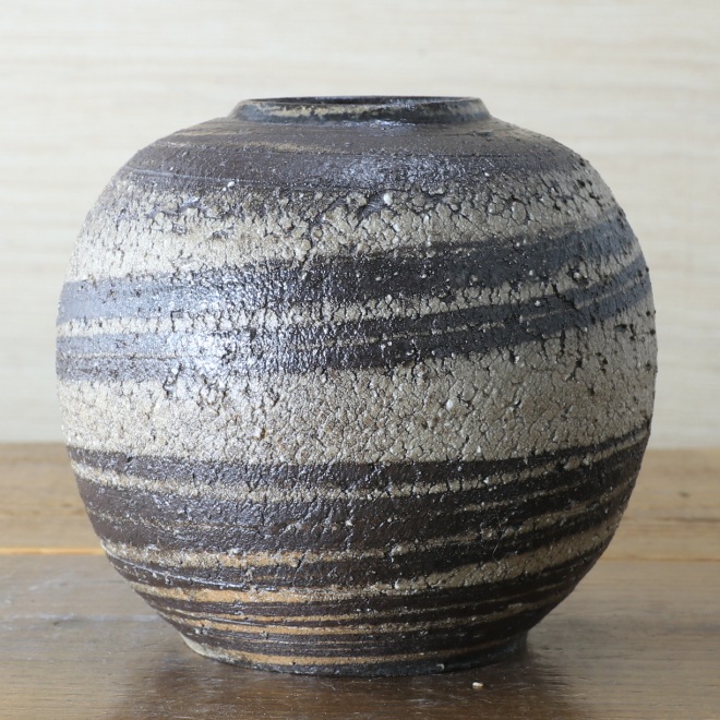 【益子焼】 丸花瓶  炭化焼 ろくろ成形 練り込み花瓶 （高さ約13cm）一点物  【単品１個】