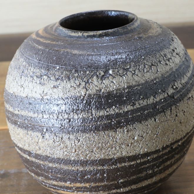 【益子焼】 丸花瓶  炭化焼 ろくろ成形 練り込み花瓶 （高さ約13cm）一点物  【単品１個】