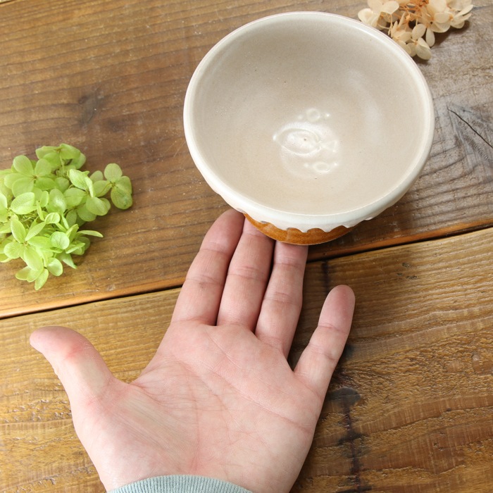 益子焼 益子焼 フードボウル ペット 餌入れ おしゃれ 食器 陶器 小さめサイズ 釉薬シリーズ いっちんお魚模様 高台しのぎ キャラメル色 単品１個 フードボウル ペット 餌入れ 食器 益子焼 通販 益子焼窯元よこやま