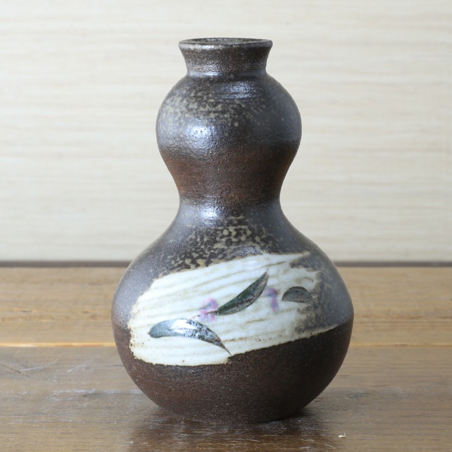 【益子焼】 ひょうたん一輪挿し 瓢箪 炭化焼 刷毛目つゆ草模様 （高さ約14cm）一点物  【単品１個】
