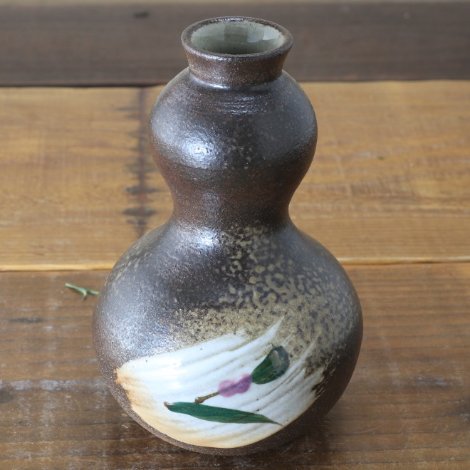 【益子焼】 ひょうたん一輪挿し 瓢箪 炭化焼 刷毛目つゆ草模様 （高さ約14cm）一点物  【単品１個】