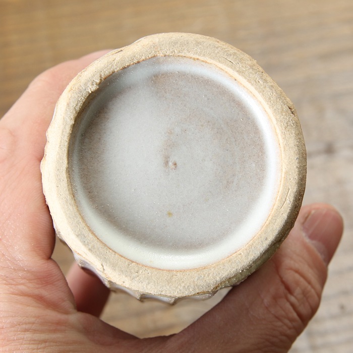 【益子焼】 釉薬シリーズのしのぎ一輪挿し【サイズ大】 花器 花瓶 花びん 花生け 花活け フラワーベース 輪っか付き 1点もの 生地が見えるホワイト 素朴な陶器の一輪挿し
