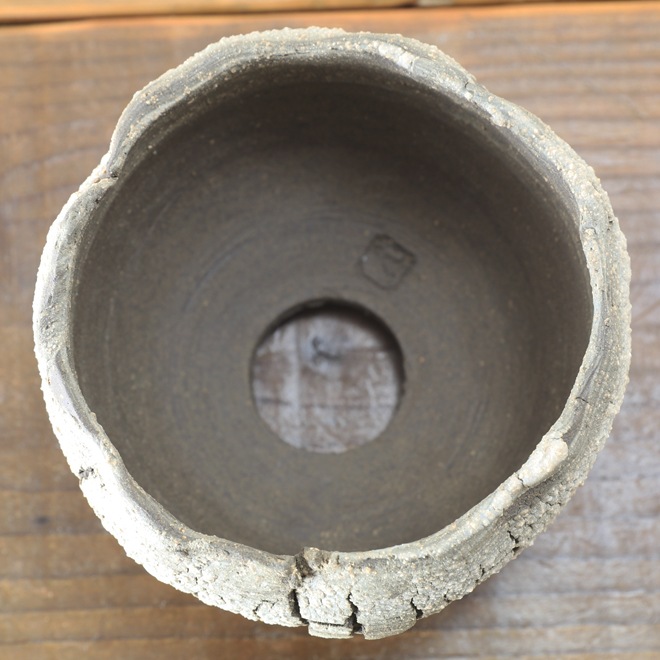 【益子焼】 3.6号鉢 高さ約8.5cm 側面に穴あり 植木鉢 陶器鉢 塊根植物 アガベ サボテン コーデックス 【炸裂紋鉢 大地の鼓動】 作家 陶芸家 横山雄一作 一点物