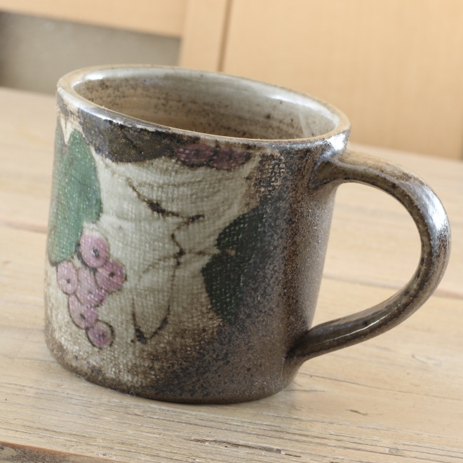 【益子焼】 おしゃれ マグカップ 布目ぶどう模様 シンプルなストレート形 【単品１個】