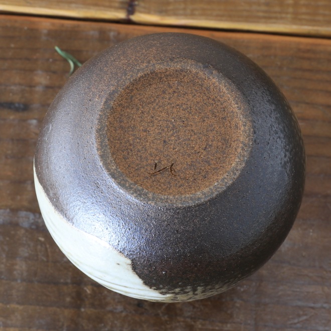 【益子焼】 ひょうたん一輪挿し 瓢箪 炭化焼 刷毛目模様 （高さ約13cm）一点物  【単品１個】