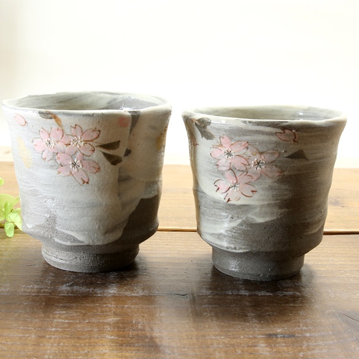 【益子焼】 大きめ荒土の夫婦湯呑み グレーの生地と刷毛目 さくら桜 夫婦湯呑みセット 一点物 ( 長寿のお祝い 退職祝い 退職記念 ご自分へのご褒美 などの贈り物にも)
