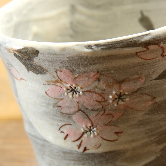 【益子焼】 大きめ荒土の夫婦湯呑み グレーの生地と刷毛目 さくら桜 夫婦湯呑みセット 一点物 ( 長寿のお祝い 退職祝い 退職記念 ご自分へのご褒美 などの贈り物にも)