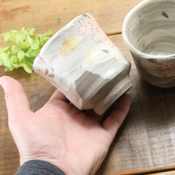 【益子焼】 大きめ荒土の夫婦湯呑み グレーの生地と刷毛目 さくら桜 夫婦湯呑みセット 一点物 ( 長寿のお祝い 退職祝い 退職記念 ご自分へのご褒美 などの贈り物にも)