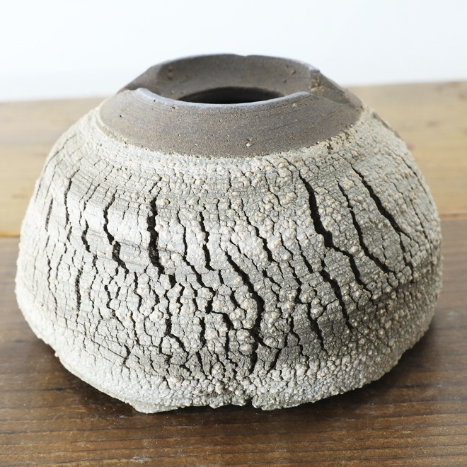 【益子焼】 4.3号鉢 高さ約9cm 側面に穴あり 植木鉢 陶器鉢 塊根植物 アガベ サボテン コーデックス 【炸裂紋鉢 大地の鼓動】 作家 陶芸家 横山雄一作 一点物
