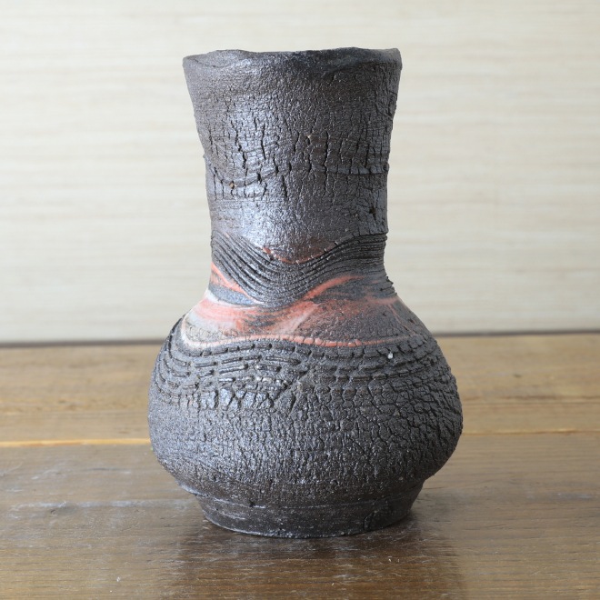 【益子焼】 花瓶 炭化焼 ろくろ成形 くし目 亀裂文様 花瓶 （高さ約14cm）一点物  【単品１個】