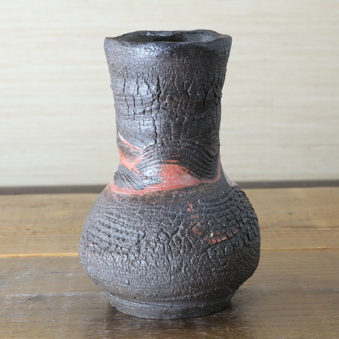 【益子焼】 花瓶 炭化焼 ろくろ成形 くし目 亀裂文様 花瓶 （高さ約14cm）一点物  【単品１個】