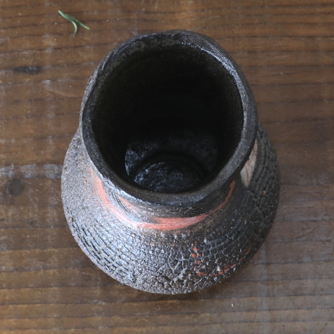 【益子焼】 花瓶 炭化焼 ろくろ成形 くし目 亀裂文様 花瓶 （高さ約14cm）一点物  【単品１個】
