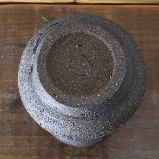 【益子焼】 花瓶 炭化焼 ろくろ成形 くし目 亀裂文様 花瓶 （高さ約14cm）一点物  【単品１個】