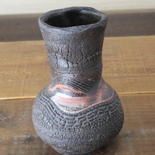 【益子焼】 花瓶 炭化焼 ろくろ成形 くし目 亀裂文様 花瓶 （高さ約14cm）一点物  【単品１個】