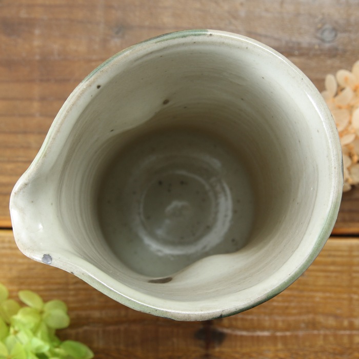 【益子焼】水差しピッチャー　優しい風合いのつばきシリーズ　ストレート形のシンプルデザイン【単品１個】