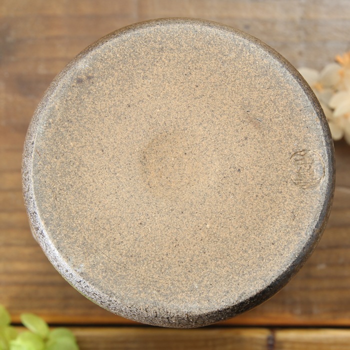 【益子焼】水差しピッチャー　優しい風合いのつばきシリーズ　ストレート形のシンプルデザイン【単品１個】