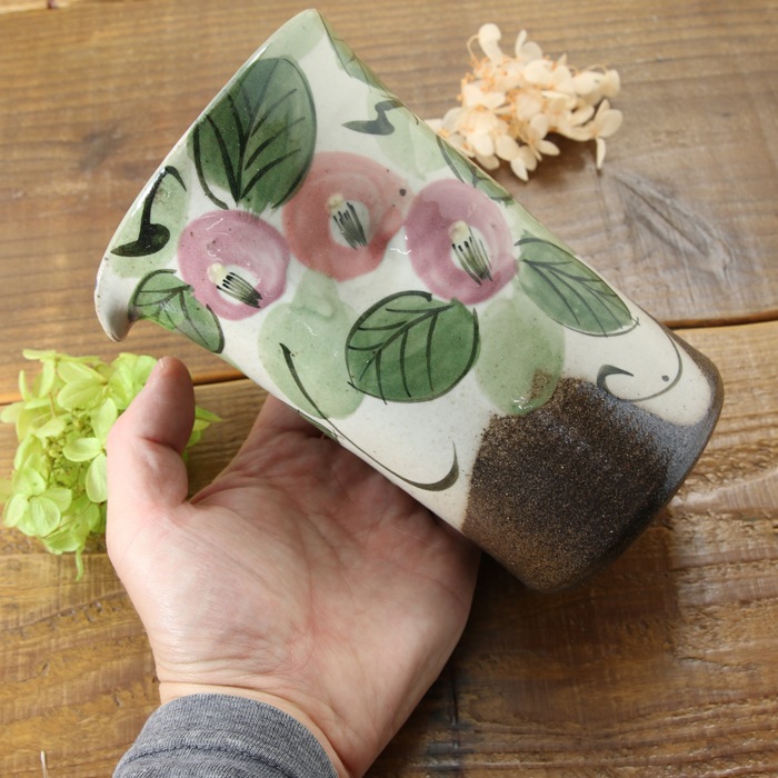 【益子焼】水差しピッチャー　優しい風合いのつばきシリーズ　ストレート形のシンプルデザイン【単品１個】