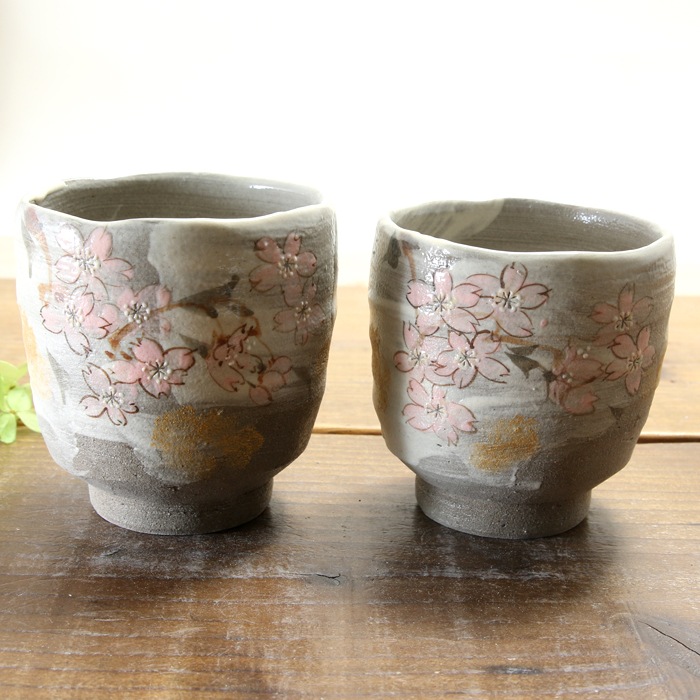 【益子焼】  大きめ荒土の夫婦湯呑み グレーの生地と刷毛目 さくら桜 夫婦湯呑みセット 丸形 一点物 （ 長寿のお祝い 退職祝い 退職記念 ご自分へのご褒美 などの贈り物にも）