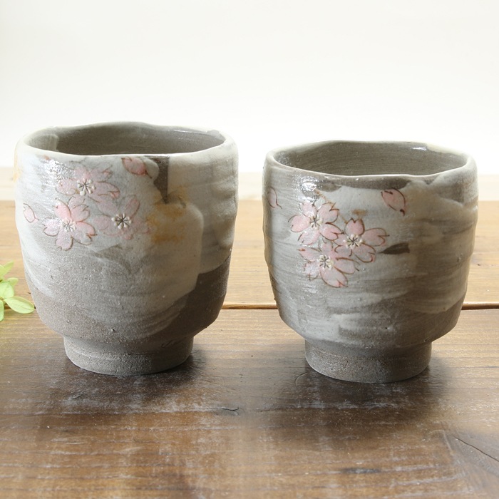 【益子焼】  大きめ荒土の夫婦湯呑み グレーの生地と刷毛目 さくら桜 夫婦湯呑みセット 丸形 一点物 （ 長寿のお祝い 退職祝い 退職記念 ご自分へのご褒美 などの贈り物にも）
