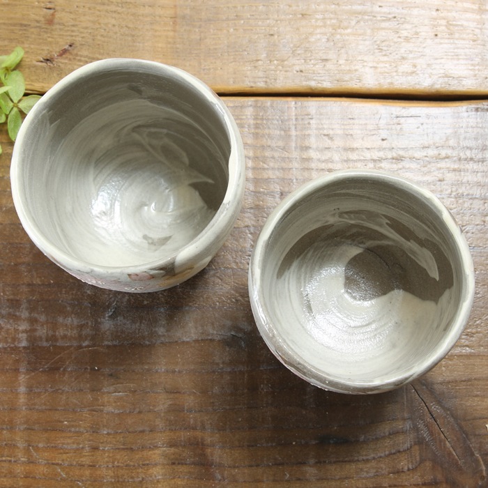 【益子焼】  大きめ荒土の夫婦湯呑み グレーの生地と刷毛目 さくら桜 夫婦湯呑みセット 丸形 一点物 （ 長寿のお祝い 退職祝い 退職記念 ご自分へのご褒美 などの贈り物にも）