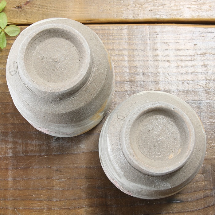 【益子焼】  大きめ荒土の夫婦湯呑み グレーの生地と刷毛目 さくら桜 夫婦湯呑みセット 丸形 一点物 （ 長寿のお祝い 退職祝い 退職記念 ご自分へのご褒美 などの贈り物にも）