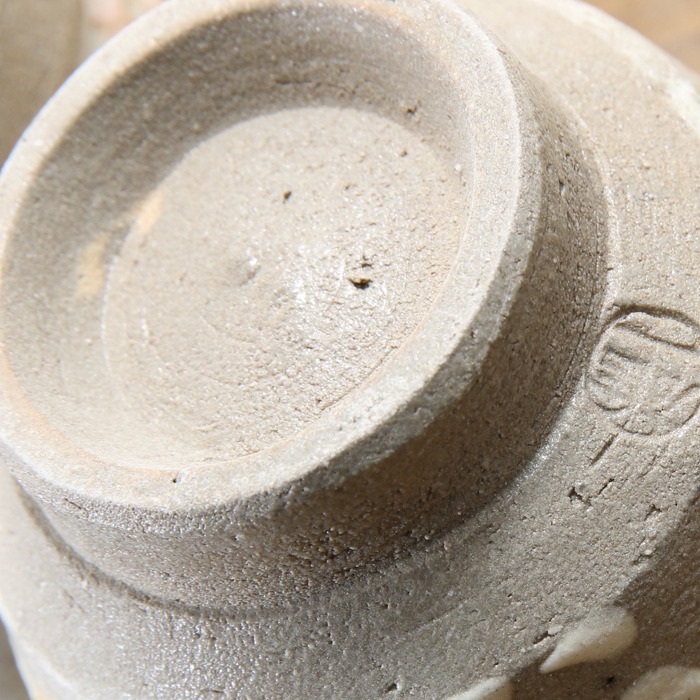 【益子焼】  大きめ荒土の夫婦湯呑み グレーの生地と刷毛目 さくら桜 夫婦湯呑みセット 丸形 一点物 （ 長寿のお祝い 退職祝い 退職記念 ご自分へのご褒美 などの贈り物にも）