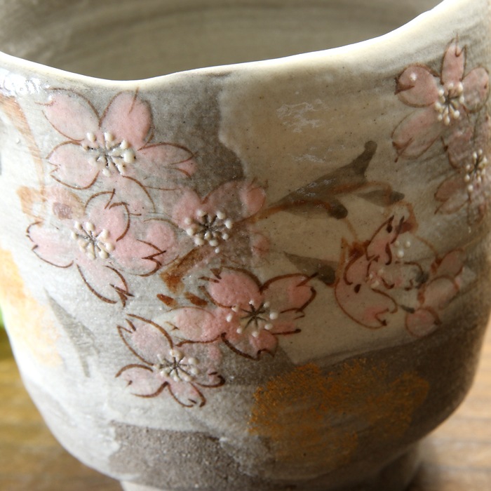 【益子焼】  大きめ荒土の夫婦湯呑み グレーの生地と刷毛目 さくら桜 夫婦湯呑みセット 丸形 一点物 （ 長寿のお祝い 退職祝い 退職記念 ご自分へのご褒美 などの贈り物にも）