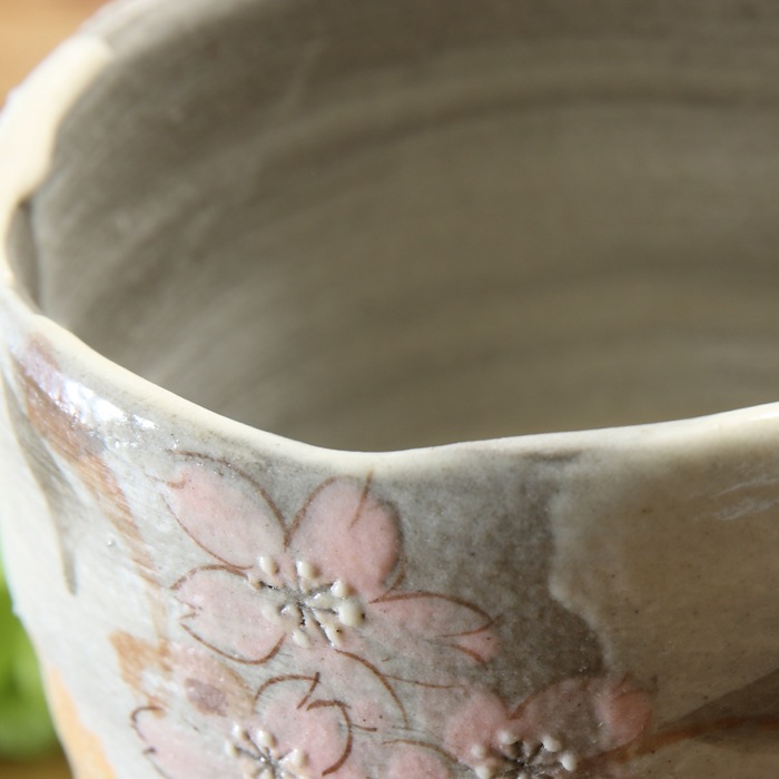 【益子焼】  大きめ荒土の夫婦湯呑み グレーの生地と刷毛目 さくら桜 夫婦湯呑みセット 丸形 一点物 （ 長寿のお祝い 退職祝い 退職記念 ご自分へのご褒美 などの贈り物にも）