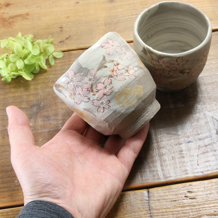 【益子焼】  大きめ荒土の夫婦湯呑み グレーの生地と刷毛目 さくら桜 夫婦湯呑みセット 丸形 一点物 （ 長寿のお祝い 退職祝い 退職記念 ご自分へのご褒美 などの贈り物にも）